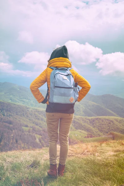 Doğanın keyfini ve ücretsiz duygu genç kadın.