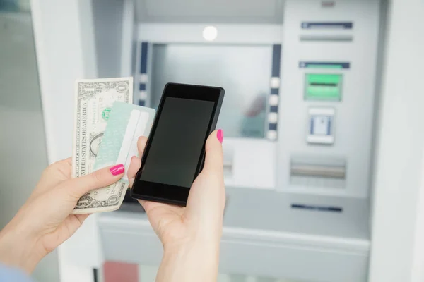 Realiza Transacción Financiera Cerca Atm — Foto de Stock