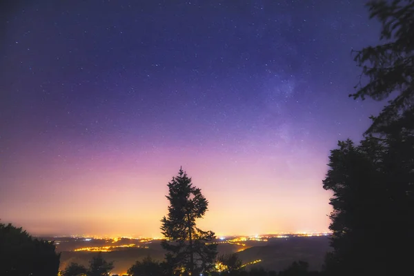 Étoiles Brillantes Brillantes Dans Ciel Nocturne Sur Des Silhouettes Sombres — Photo