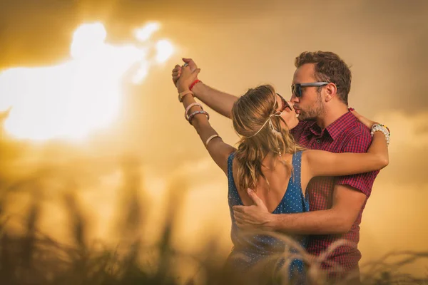 Dulce Pareja Besándose Mientras Bailando Prado Atardecer —  Fotos de Stock