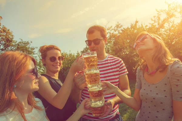 Arkadaşlar açık havada bira ile zevk