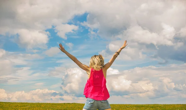 Rückansicht Einer Frau Mit Erhobenen Händen Grünen Rasen Bei Sonnigem — Stockfoto