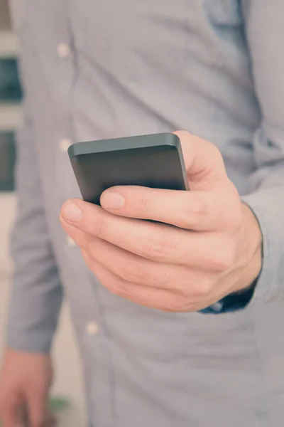 Macho Celebración Teléfono Inteligente Negro Primer Plano — Foto de Stock