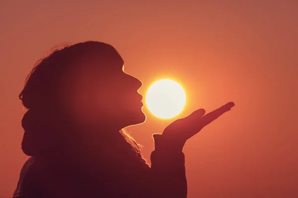 Side View Female Silhouette Kissing Sun Evening — Stock Photo, Image