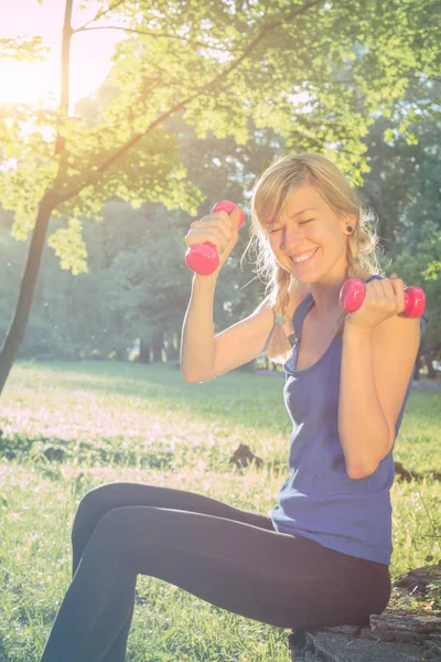 Mujer Joven Haciendo Ejercicio Parque — Foto de Stock