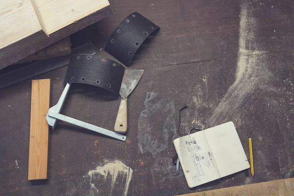 Marangoz atölyesinde çalışırken. 