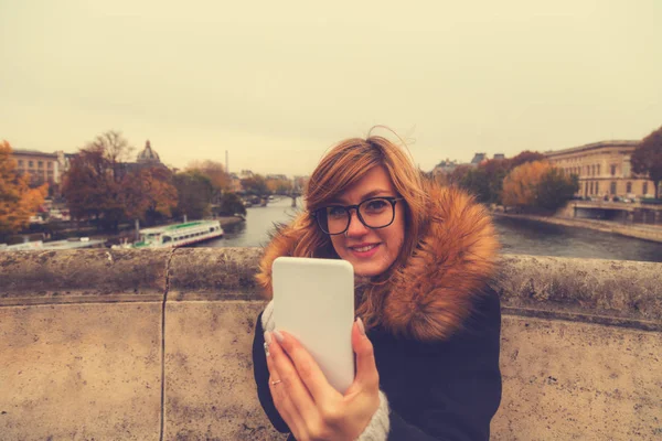 Açık Havada Akıllı Telefon Kullanan Genç Bir Kadın — Stok fotoğraf