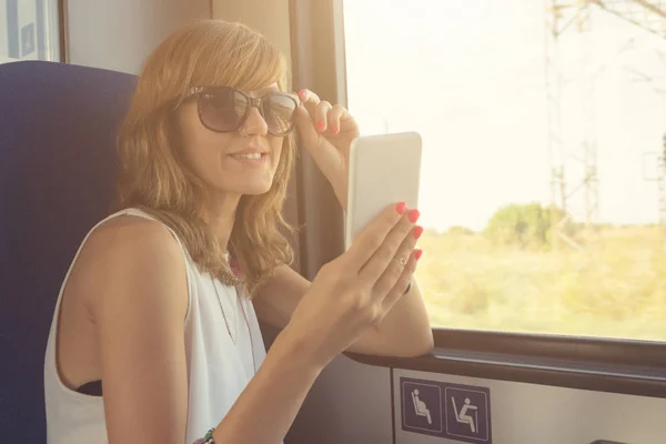 Γυναίκα Λήψη Selfie Smartphone Ενώ Κάθεται Στο Τρένο — Φωτογραφία Αρχείου