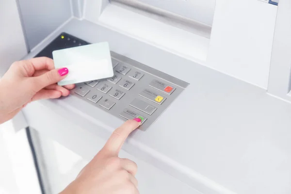 Realiza Transacción Financiera Cerca Atm — Foto de Stock