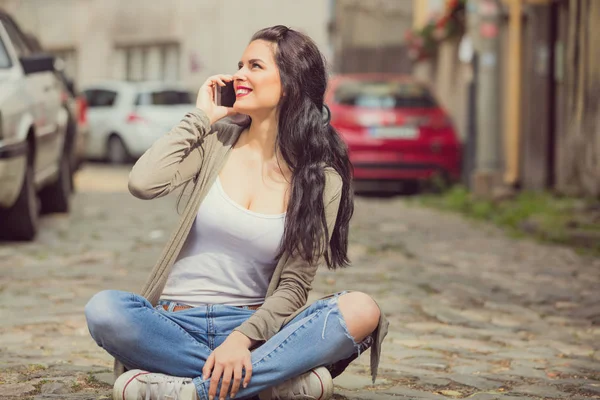 Sevimli Genç kız açık havada Smartphone kullanarak