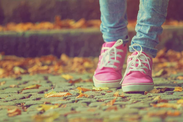 Pies Femeninos Zapatillas Rosadas Mientras Camina Vista Cerca — Foto de Stock