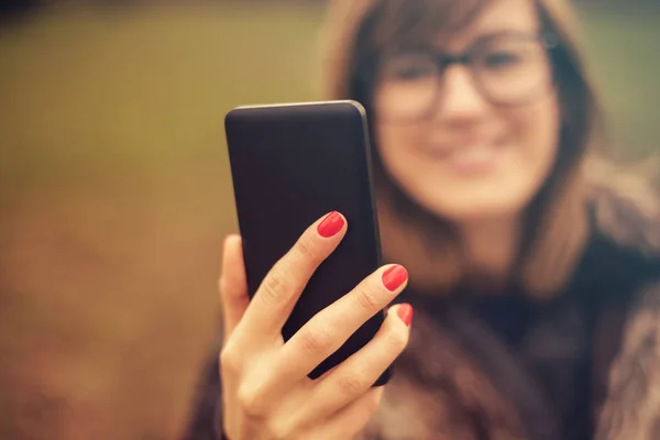 Vrouw Nemen Van Selfie Met Smartphone Terwijl Staande Onscherpe Natuurlijke — Stockfoto