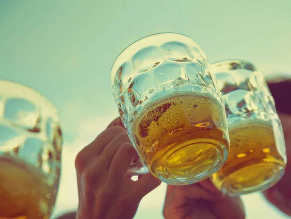 Amigos Disfrutando Aire Libre Con Cerveza — Foto de Stock