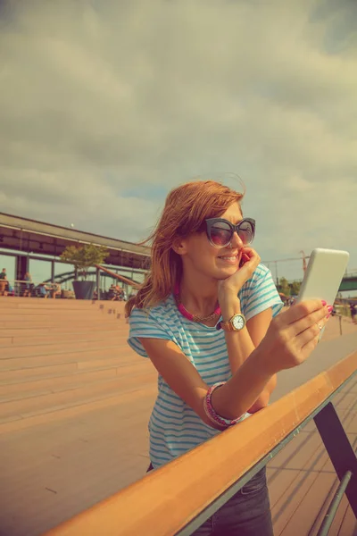 Γυναίκα Λήψη Selfie Smartphone Στο Ανάχωμα Ηλιόλουστη Ημέρα — Φωτογραφία Αρχείου