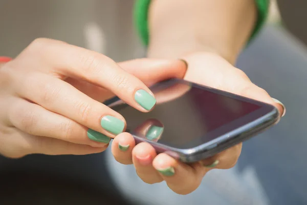 Manos Femeninas Con Pantalla Deslizante Manicura Teléfono Inteligente Primer Plano — Foto de Stock