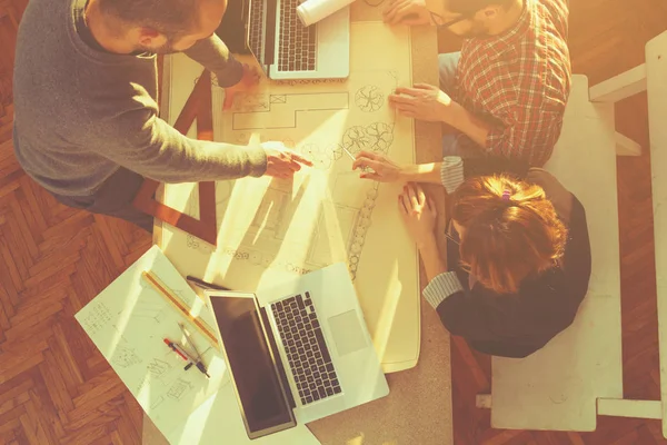 Genç grup insan iş planları tartışıyor.