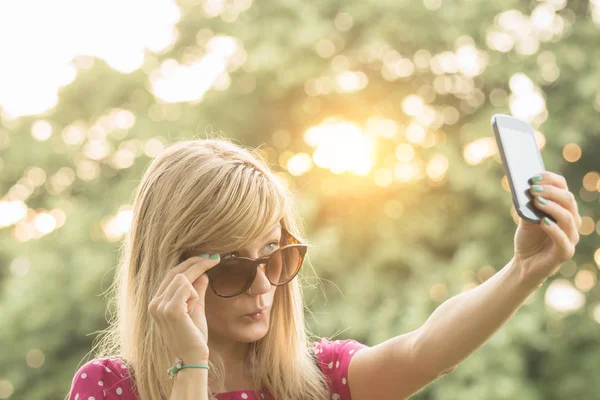 kadın parkta selfie dururken smartphone ile alarak