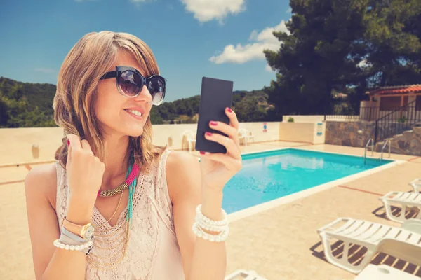 Young Woman Taking Selfie Outdoors — Stock Photo, Image