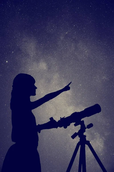 Dziewczyna Pomocą Teleskopu Nocy — Zdjęcie stockowe