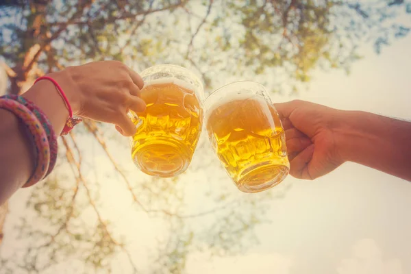 Amigos Disfrutando Aire Libre Con Cerveza — Foto de Stock