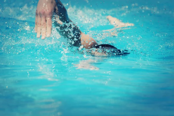 Atlético Jovem Triatleta Nadador Rastejar Usando Óculos Natação Água Azul — Fotografia de Stock