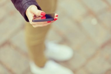 el ile kırmızı manikür mesaj smartphone açık, yakın çekim yazarak  