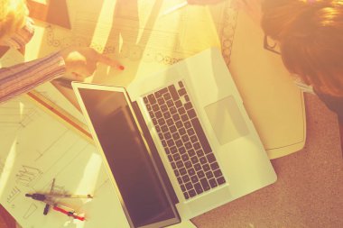 Kadınlar iş planları birlikte tartışıyor