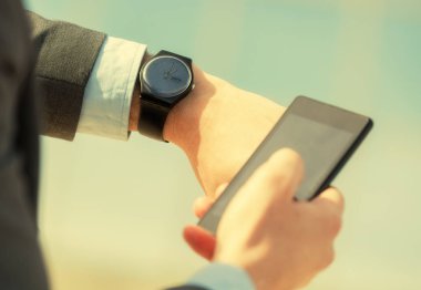 Erkek elle tutarak smartphone, yakın çekim izle  