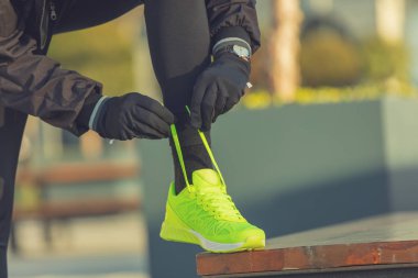 Genç adam koşu kadeh 