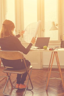 Ofiste çalışan genç bir kadın.