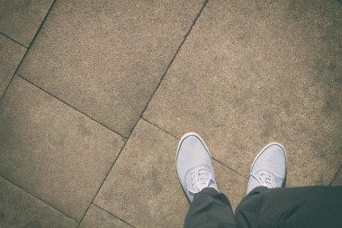 Adamın ayakkabılarına yürüyüş sırasında