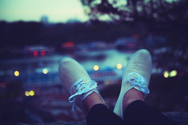 Ufuk şehir ışıkları ile erkek ayakkabı