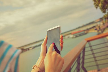 tipik haber Smartphone cep telefonu ile duran seafront adlı kadın 