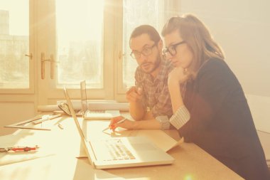 Genç grup insan iş planları tartışıyor.