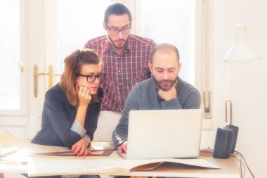 Genç grup insan iş planları tartışıyor.