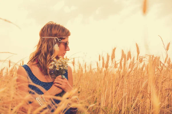 Beautiful Woman Sunglasses Holding Wildflower Bouquet While Relaxing Barley Meadow — Stock Photo, Image