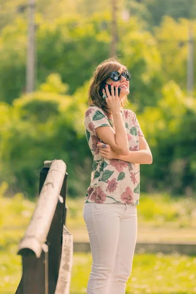 Жінка Говорить Смартфоні Стоячи Парку — стокове фото