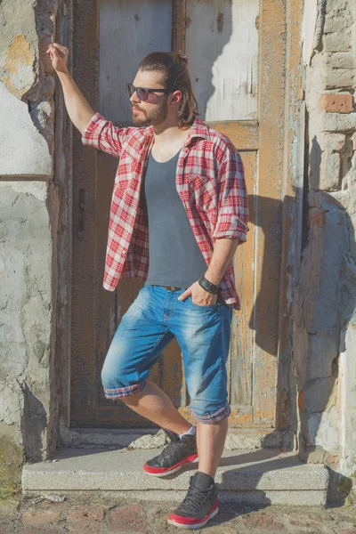 eski evin arka plan üzerinde poz trendy kıyafetler giyen adam 