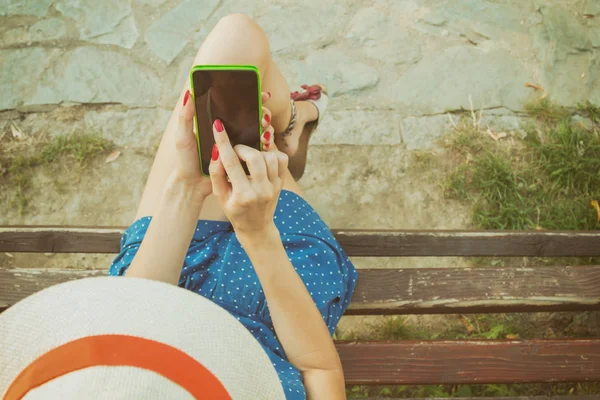 Mujer Con Ropa Verano Sentado Banco Uso Teléfono Inteligente Calle — Foto de Stock