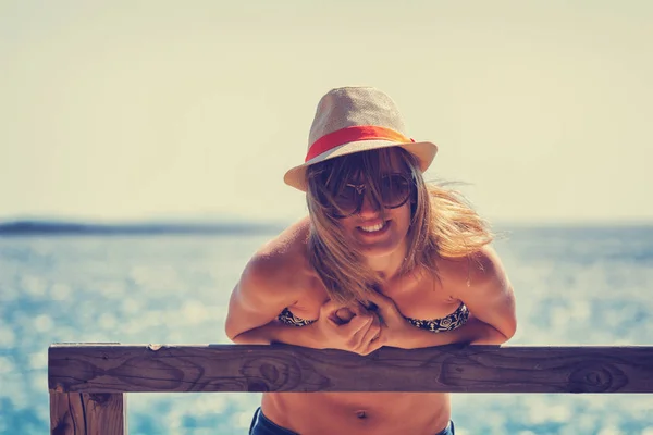 Young Woman Beach Sunny Day — Stock Photo, Image