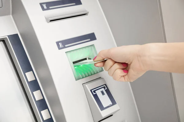 Realiza Transacción Financiera Cerca Atm — Foto de Stock