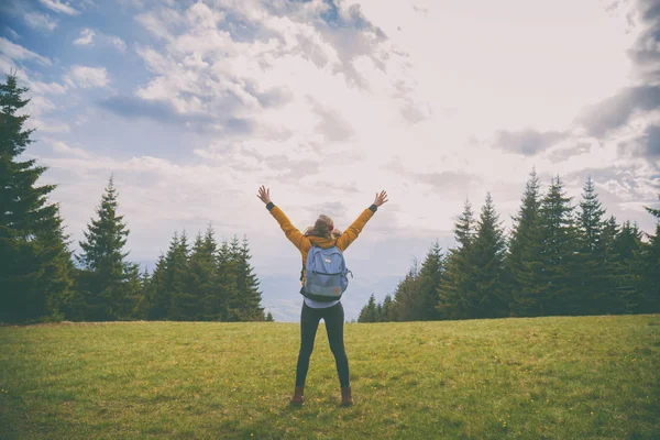 Doğanın keyfini ve ücretsiz duygu genç kadın.