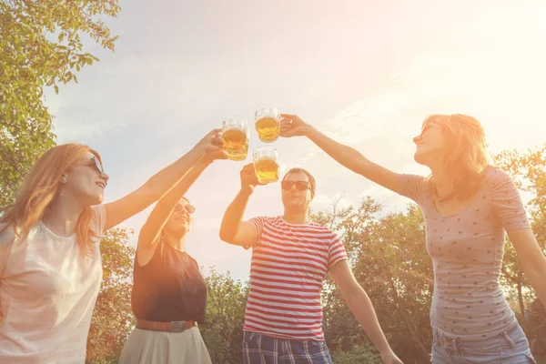 Arkadaşlar açık havada bira ile zevk