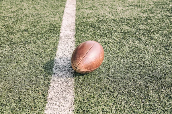 American Football Ball Auf Dem Spielfeld — Stockfoto