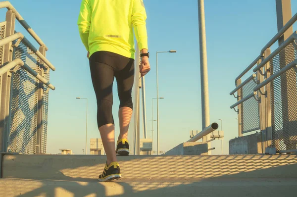 Genç adam koşu kadeh 