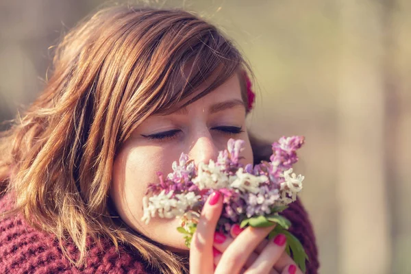 Bonito Mulher Cheirando Bonito Buquê Flores Fundo Natural Desfocado — Fotografia de Stock