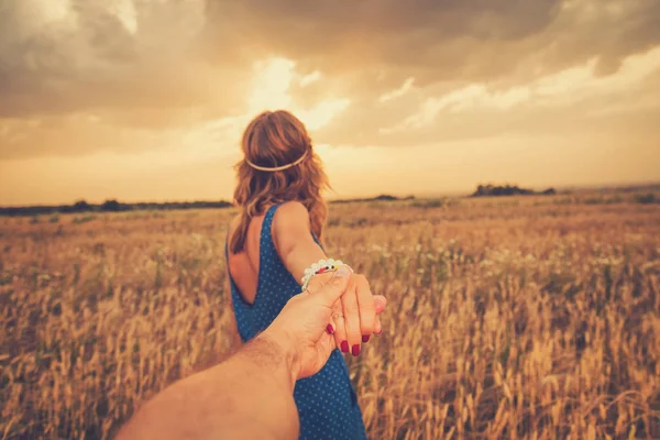 Mann Hält Hand Von Frau Auf Wiese Bei Sonnenuntergang — Stockfoto