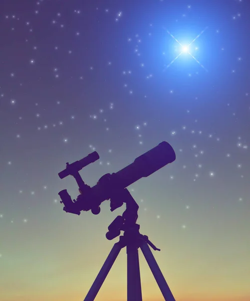 Silhouette Télescope Avec Des Étoiles Sur Ciel — Photo