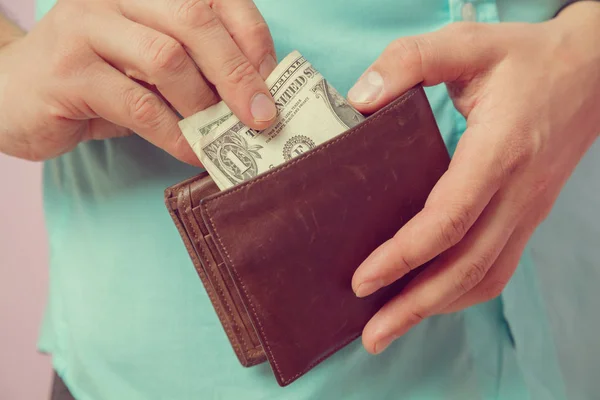 Hombre Sosteniendo Cartera Con Dólar — Foto de Stock