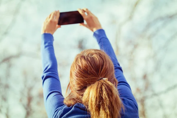 Vesz Selfie Smartphone Állva Park — Stock Fotó